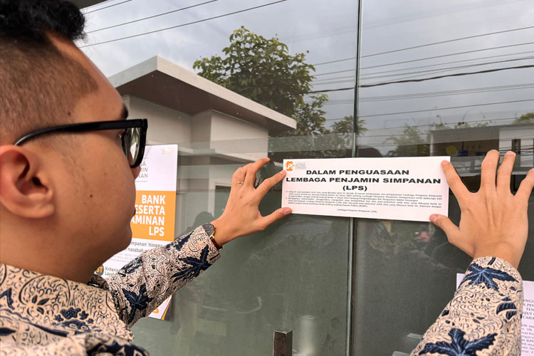 Pihak LPS saat melakukan penyegelan atas  PT BPR Dwicahaya Nusaperkasa Kota Batu, yang telah dicabut izin operasionalnya oleh OJK, Kamis (24/7/2025). (FOTO: Istimewa)