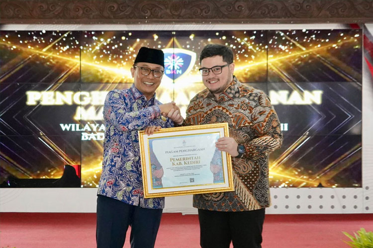 Bupati Kediri saat menerima penghargaan dari BKN (FOTO: Diskominfo Kabupaten Kediri)