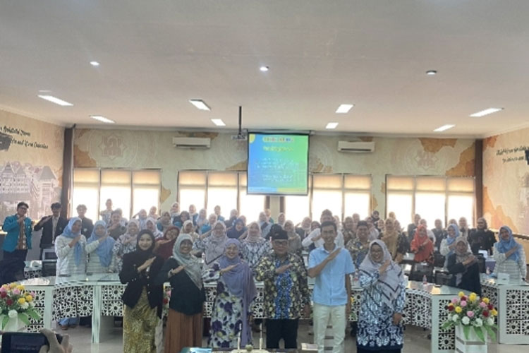 Dosen, Mahasiswa, dan praktisi PAUD dari tiga perguruan tinggi saat mengikuti agenda kerjasama internasional bidang pendidikan PAUD di Ruang Wahab Hasbullah, Unisma.