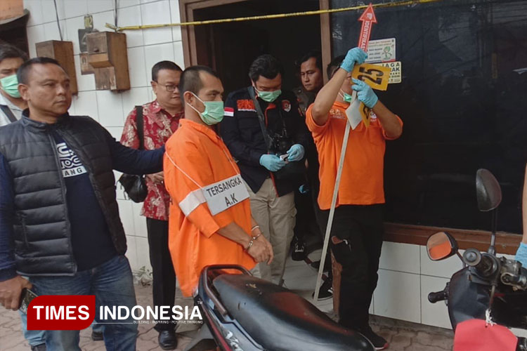 Pelaku saat memeragakan beberapa adegan pembunuhan di losmen Kota Malang. (Foto: Rizky Kurniawan Pratama/TIMES Indonesia)