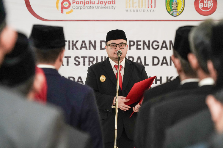 Bupati Kediri saat memberikan sambutan saat kegiatan pelantikan pejabat di ruang Joyoboyo Pemkab Kediri (25/7/2025).