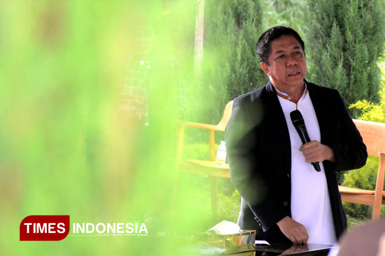 Akademisi dan pakar komunikasi politik, Effendi Gazali, menjadi narasumber Mujadalah Kiai Kampung. (Foto: Adhitya Hendra/TIMES Indonesia)