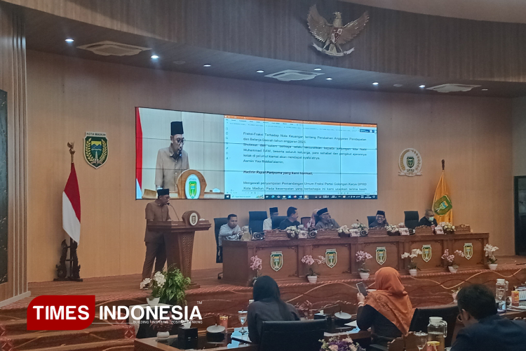 Fraksi-fraksi DPRD Kota Madiun menyampaikan pandangan umum atas perubahan APBD Kota Madiun 2025 pada rapat paripurna. (Foto: Yupi Apridayani/TIMESIndonesia)