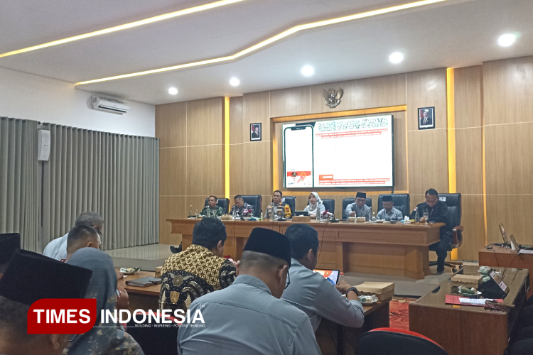 Suasana rapat bersama perwakilan pengusaha sound horeg di Ruang Rapat Mas Alit, Pemkab Banyuwangi. (FOTO: Ikromil Aufa/TIMES Indonesia)