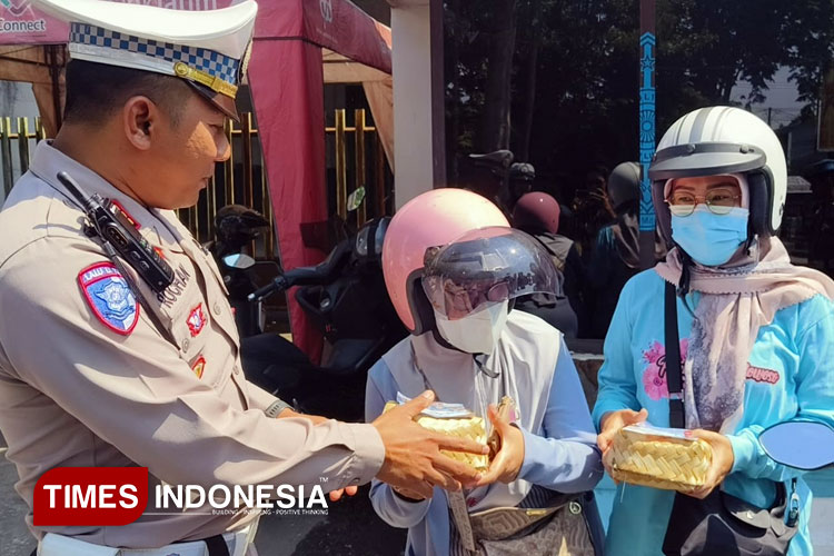 Polres Bondowoso Edukasi Pengendara Lewat Tape Besek