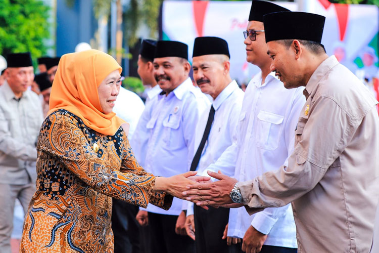 Gubernur Khofifah saat pelantikan 38 Ketua DPC HKTI se-Jawa Timur masa bakti 2025–2030 di Halaman Kantor Gubernur Jatim, Kamis (24/7/2025).(Dok.Humas Pemprov Jatim)