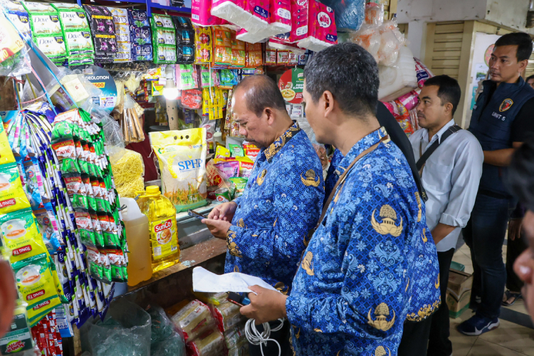 Pemkot Surabaya saat sidak ke pasar tradisional. (Foto: Diskominfo Surabaya)