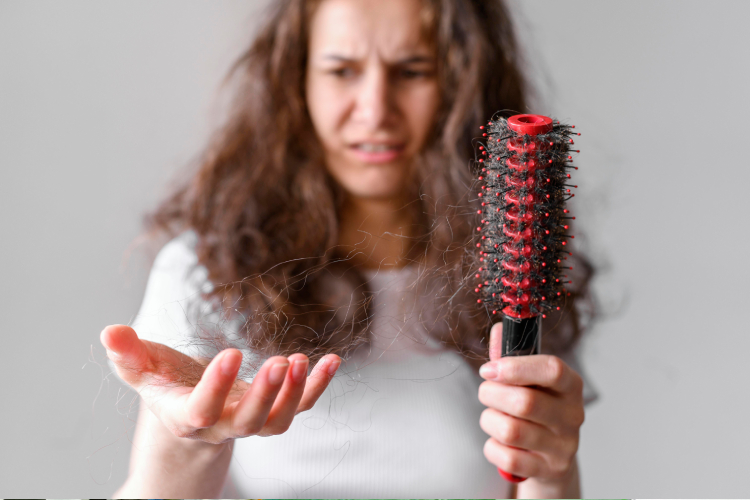 Ilustrasi. Penyebab rambut rontok bisa karena faktor genetik, perubahan hormon, stres berlebihan, kekurangan nutrisi, kondisi medis, dan perawatan rambut yang salah. (Foto: Freepik)