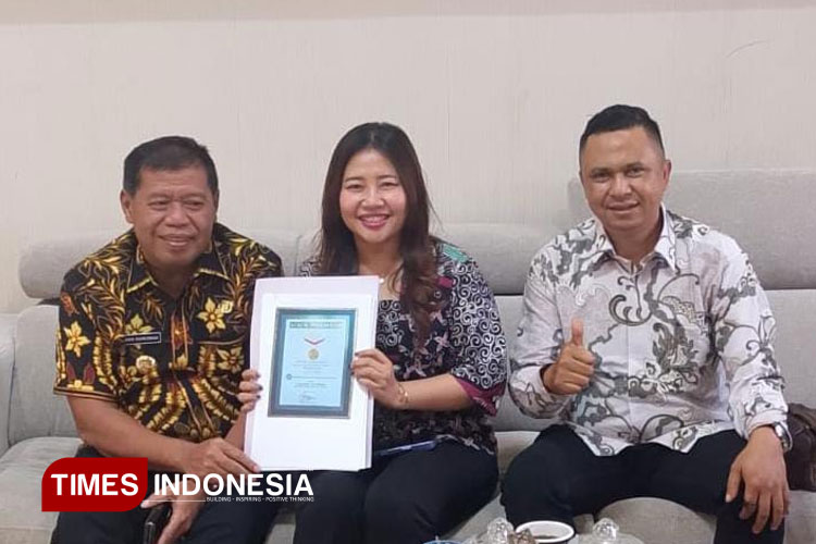 Inge Rahayu bersama Bupati Majalengka, Eman Suherman. (FOTO: Jaja Sumarja/TIMES Indonesia)