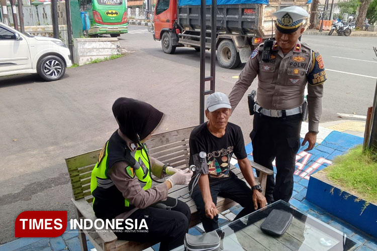 Di Balik Razia Polres Majalengka, Ada Pemeriksaan Kesehatan Gratis untuk Pengendara