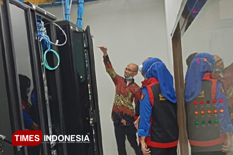 Tim Penyidik Kejati DIY melakukan penggeledahan kantor Dinas Kominfo Pemkab Sleman. (FOTO: Riyadi/TIMES Indonesia)
