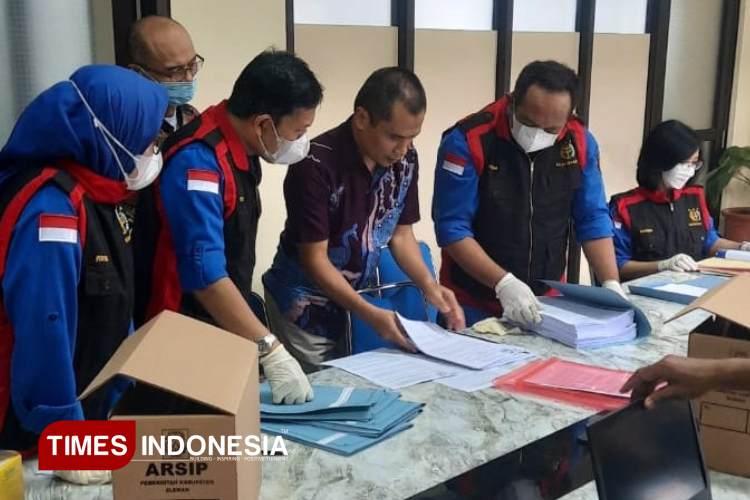 Tim penyidik Kejati DIY ketika melakukan penggeledahan Kantor Diskominfo Pemkab Sleman. (FOTO: Riyadi/TIMES Indonesia)