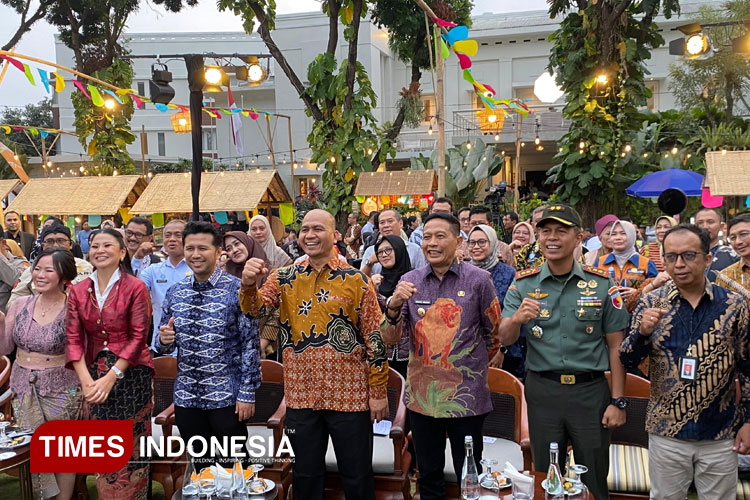 Tokoh dari sektor pemerintahan, industri pariwisata, dan keuangan berfoto bersama usai pembukaan Tong Tong Night Market 2025, yang tahun ini terpilih sebagai salah satu dari 110 Karisma Event Nusantara (KEN). (Foto: Afanin Rushafah/TIMES Indonesia)