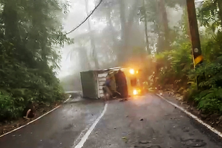 Nekat Lewat Jalur Ekstrim, Truk Box Pengangkut Roti Terguling di Jalur Ijen Banyuwangi