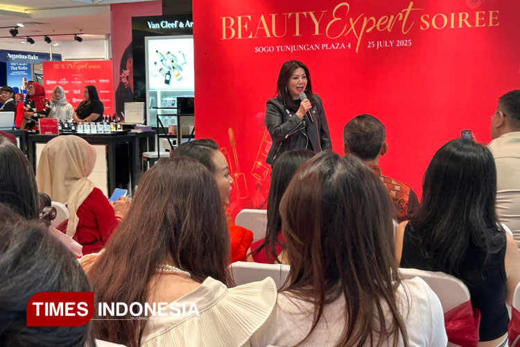 Operational Director SOGO Indonesia, Arnolda Ratnawati mengapresiasi undangan saat acara Beauty Expert Soiree di Tunjungan Plaza Surabaya, Jumat (25/7/2025). (Foto: Lely Yuana/TIMES Indonesia)