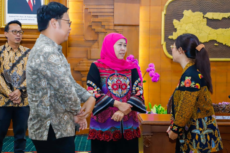 Gubernur Jatim Khofifah saat rapat bersama delegasi UK Embassy Jakarta di Gedung Negara Grahadi Surabaya, Jumat (25/7/2025). (Foto: Dok. Humas Pemprov Jatim)