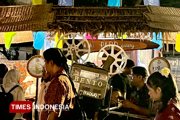film-Warkop-DKI-dalam-format-layar-tancap-klasik-b.jpg