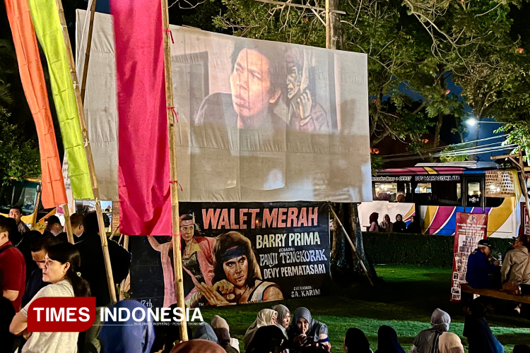 Sejumlah penonton menikmati pemutaran film Warkop DKI dalam format layar tancap klasik pada malam kedua Tong Tong Night Market di Taman Tjerme, The Shalimar Boutique Hotel Malang, Jumat (25/7/2025). (Foto: Qarina Vitri Aulia/TIMES Indonesia)