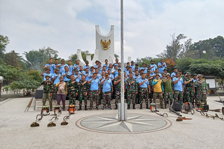 Personel Lanud Abd Saleh melaksanakan kegiatan Karya Bakti bertempat di Taman Makam Pahlawan (TMP) Suropati, Malang, Jumat (24/7/2025). (Foto: Pen Lanud Abd Saleh)