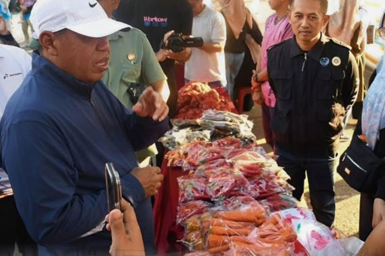 Bupati Majalengka, H Eman Suherman meninjau kegiatan gerakan pangan murah. (FOTO: Prokompim Setda Majalengka for TIMES Indonesia)