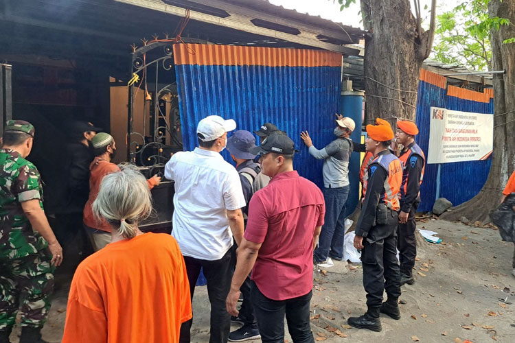 Petugas KAI dan aparat melakukan penertiban aset di Jalan Tapaksiring Surabaya, Kamis (24/7/2025).(Dok. Humas KAI Daop 8)