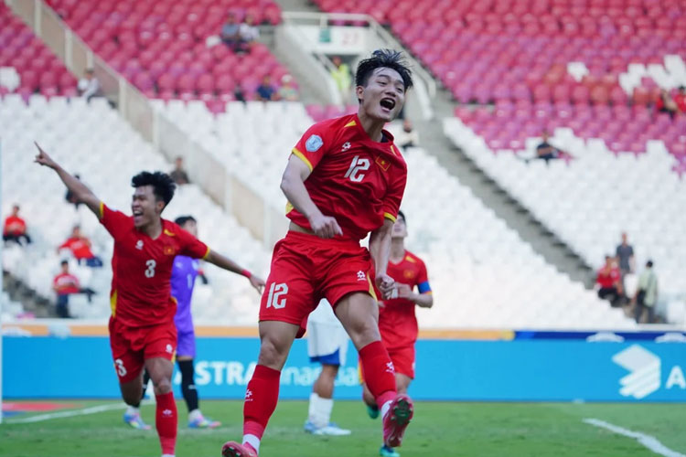 Selebrasi penyerang Vietnam, Nguyen Xuan Bac usai mencetak gol ke gawang Filipina dalam laga semifinal Piala AFF U-23 2025 di Stadion Gelora Bung Karno, Jakarta, Jumat (25/7/2025). Vietnam menang 2-1 dan lolos ke final. (foto: aseanutdfc.com)