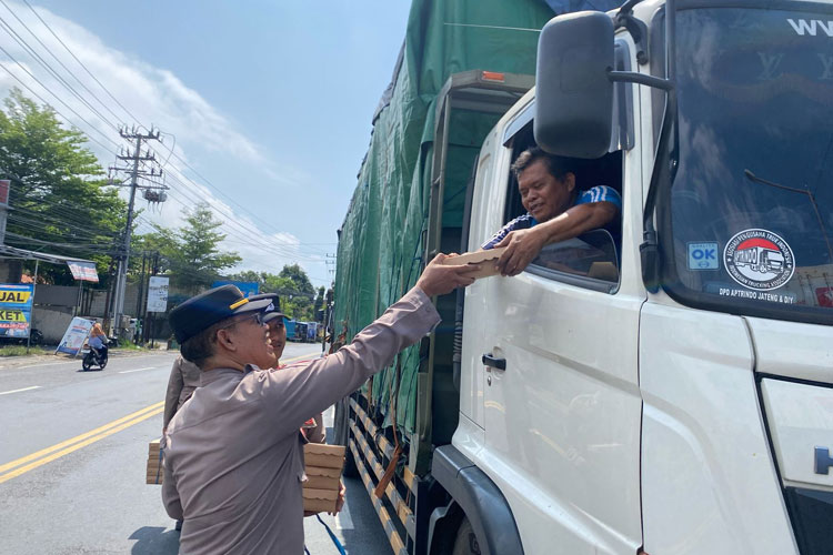 Sopir di Sepanjang Jalur Kemacetan di Ketapang Dapat Nasi Kotak dari Polresta Banyuwangi