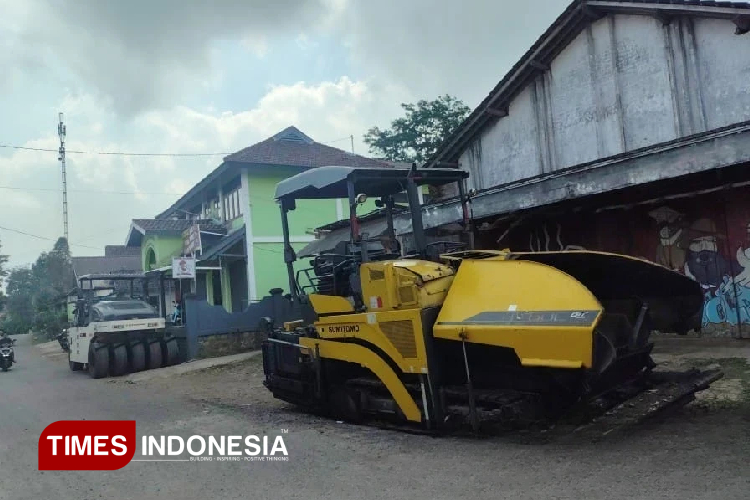 Alat-berat-telah-tiba-di-Kecamatan-Krucil-untuk-pengaspalan-B.jpg