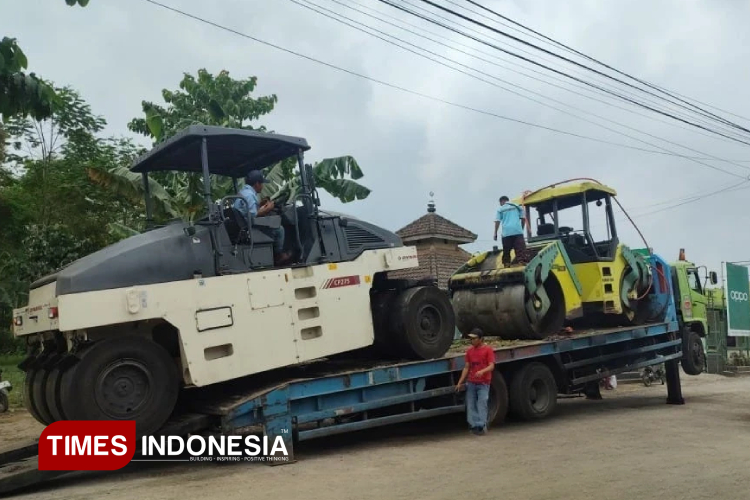 Alat Berat Tiba, Warga Krucil Probolinggo Segera Nikmati Jalan Mulus
