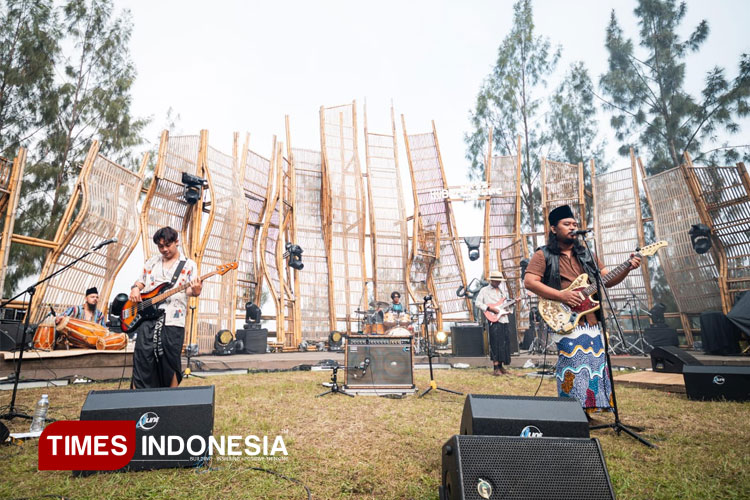 Band Lorjhu' saat performance dalam rangkaian BRI Jazz Gunung series 2, yang digelar Jiwa Jawa, Resort Bromo, Probolinggo, Sabtu 26/7/2025. (FOTO: Adhitya Hendra/TIMES Indonesia)