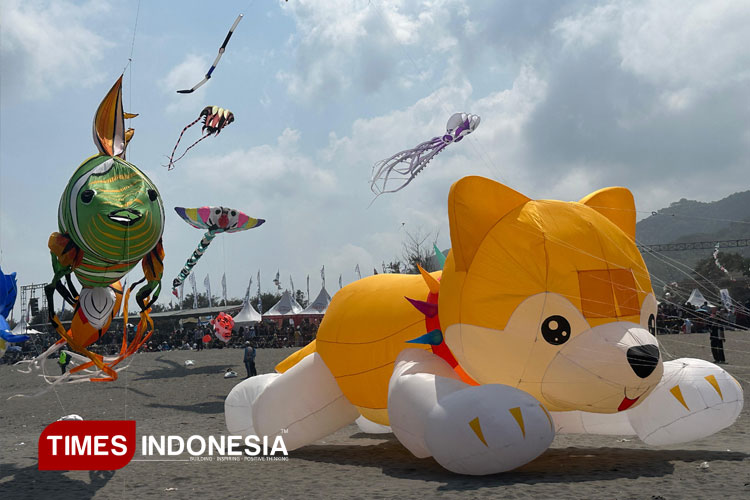 Suasana Festival Layang-Layang Internasional di Pantai Parangkusumo Bantul. (FOTO: A Riyadi/TIMES Indonesia)
