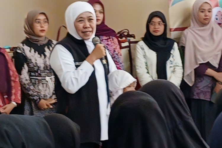 Gubernur Jatim Khofifah Indar Parawansa saat bertemu dengan siswa Sekolah Rakyat di Ponorogo. (Foto:Marhaban/TIMES Indonesia)