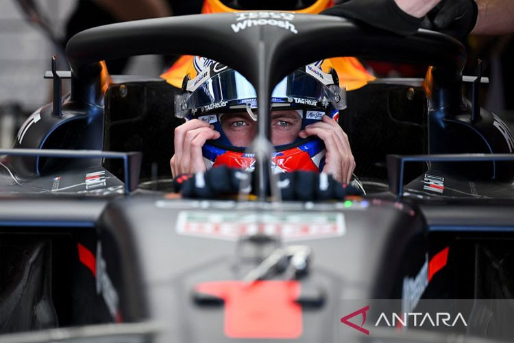 Pembalap Red Bull Racing asal Belanda Max Verstappen bersiap mengikuti latihan bebas Formula Satu Grand Prix Inggris 2025 di Sirkuit Silverstone, di Silverstone, Inggris (4/7/2025). (Foto: Xinhua/Wu Lu/aa)