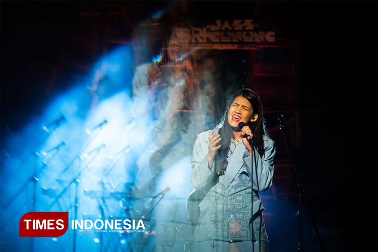 Monita Tahalea saat membawakan musik dalam rangkaian BRI Jazz Gunung, yang digelar Jiwa Jawa, Resort Bromo, Probolinggo, Jumat 25/7/2025.