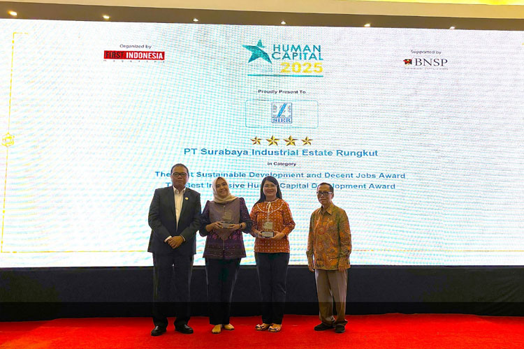 Direksi SIER saat menerima penghargaan Human Capital on Resilience Excellence Award 2025 di Jakarta pada Kamis (24/7/2025). (FOTO: Dok. SIER)