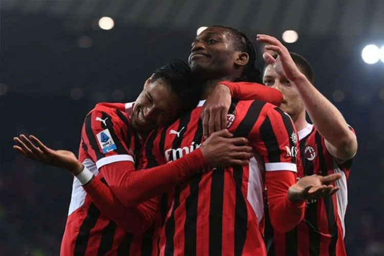 Pemain AC Milan asal Portugal Rafael Leao (tengah) berselebrasi setelah sukses mencetak gol ke gawang Udinese dalam laga pembuka pekan ke-32 Serie A 2024/24 di Stadion San Siro, Sabtu (12/4/2025). (X/@SerieA_EN)