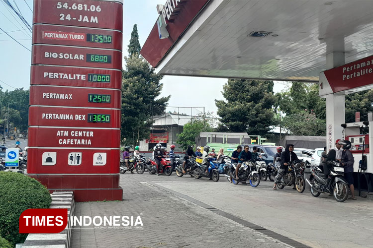 Antrian pengendara yang sedang hendak mengisi BBM di Salah satu SPBU di Jember. (Foto: M. Abdul Basid/TIMES Indonesia)