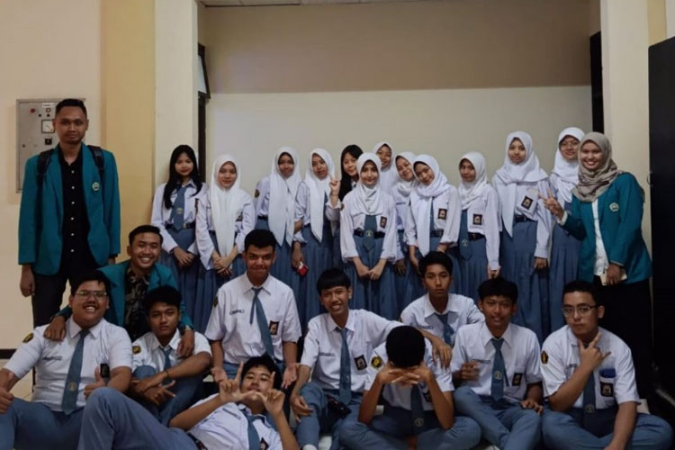 Kegiatan KMM mahasiswa Magister Pendidikan Agama Islam (MPAI) Unisma Malang di SMA Brawijaya Smart School (BSS) Malang