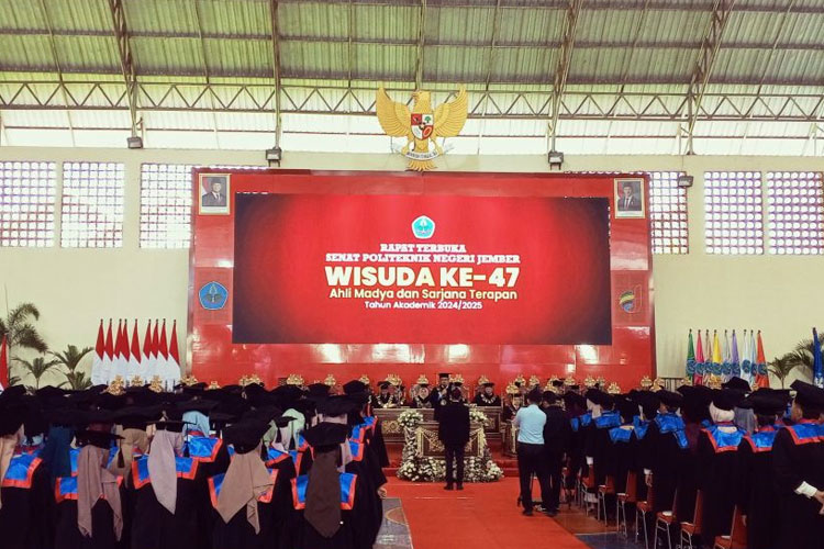 Ratusan Wisudawan dan Wisudawati yang berlangsung di Gedung Perjuangan 45 Polije. (Foto : M. Abdul Basid / TIMES Indonesia)