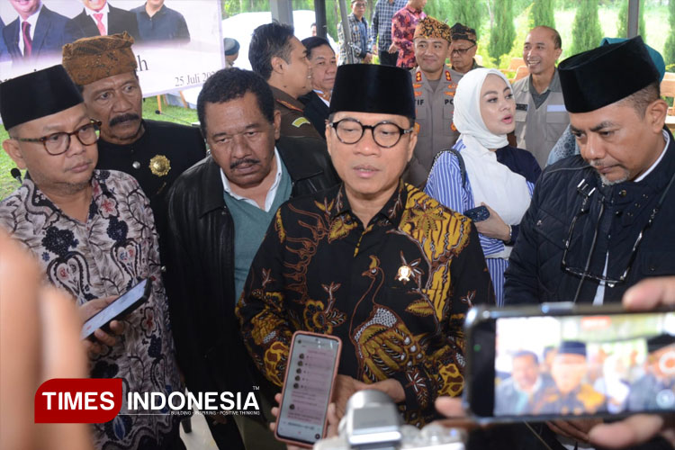 Mendes RI Yandri Susanto (tengah) diapit Bupati Probolinggo, Gus Haris (kanan) dan Najib Atamimi (kiri) usai acara Mujadalah Kiai Kampung di Desa Ngadas, Sukapura, Kabupaten Probolinggo, Jatim (Foto: Adhitya Hendra/TIMES Indonesia)