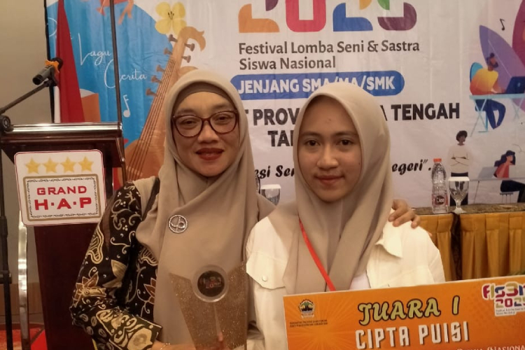 Yona Al'ainaa dalam sesi foto setelah kemenangannya dalam Lomba Cipta Puisi Tingkat Provinsi Jawa Tengah Tahun 2025. (FOTO: Dok. SMATAQ Wonosobo).
