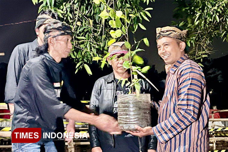 Kepala Dusun Bendungan Rudi Harianto melakukan upacara penyerahan simbolis dalam rangkaian acara Umbul Dungo Puja Bekti di Situs Wurandungan (FOTO: Ardana Pramayoga/TIMES Indonesia)