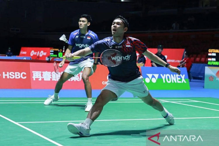 Fajar Alfian (kanan)/Muhammad Shohibul Fikri (kiri) saat melawan Sabar Karyaman Gutama/Moh Reza Pahlevi Isfahani pada babak pertama BWF World Tour Super 750 Japan Open 2025 di Tokyo Metropolitan Gymnasium, Selasa (15/7/2025). (FOTO: ANTARA/HO-PBSI)