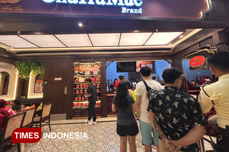Antrean pembeli saat grand opening ChaTraMue Galaxy Mall Surabaya, Sabtu (26/7/2025). (Foto: Lely Yuana/TIMES Indonesia)