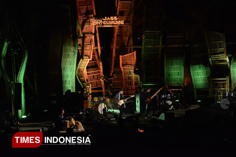 Rouge saat performance dalam rangkaian BRI Jazz Gunung series 2, yang digelar Jiwa Jawa, Resort Bromo, Probolinggo, Sabtu 26/7/2025. (FOTO: Adhitya Hendra/TIMES Indonesia)