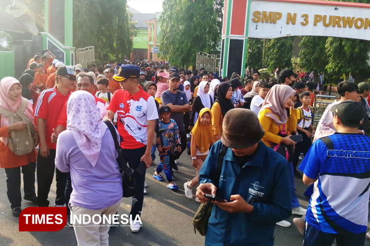 melepas-fun-walk-HUT-SMP-Negeri-3-Purwokerto-3.jpg