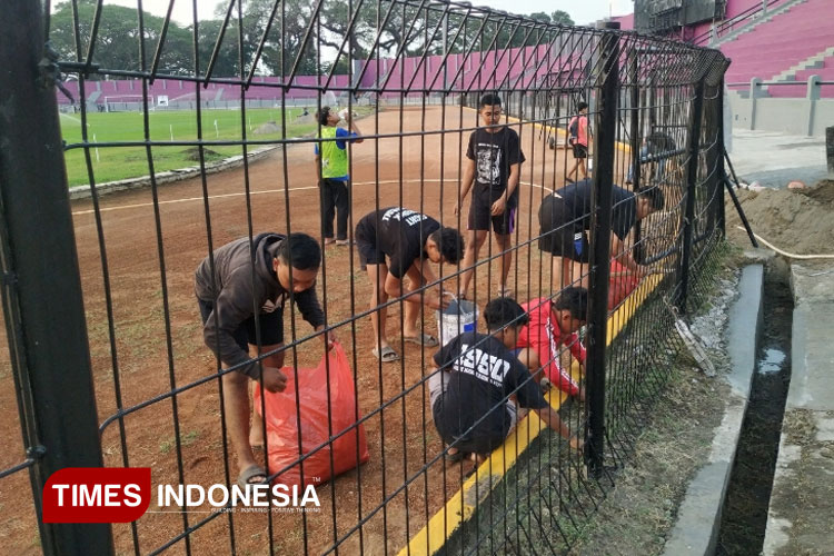 Para suporter saat kerja bakti di Stadion Brawijaya, Kota Kediri (Foto: Yobby/TIMES Indonesia)