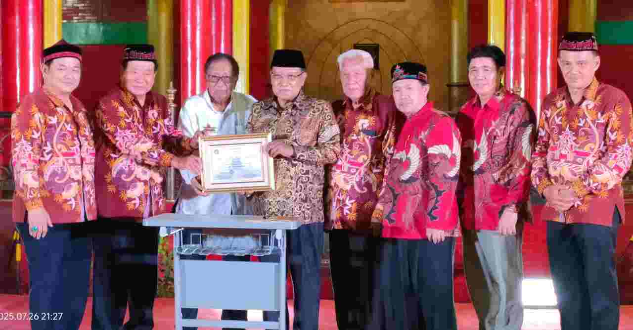 Kang Said bersama tokoh lintas iman dalam syukuran Milad Ke-72 di Masjid Cheng Hoo, Surabaya. (Foto: Theofany/TI)