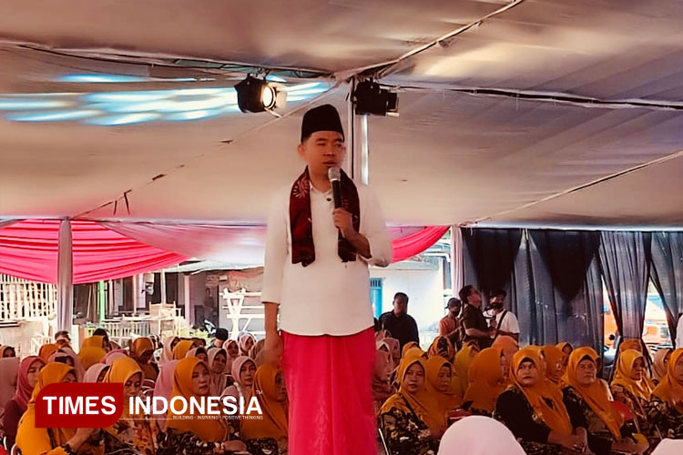 Bupati Jember Muhammad Fawait saat memberikan sambutannya di Apel Kebangsaan yang berlangsung di Lapangan Desa Sumberejo. (Foto: M. Abdul Basid/TIMES Indonesia)