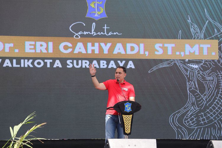 Wali Kota Surabaya Eri Cahyadi saat menyampaikan sambutan diacara peringatan Harkopnas 2025. (Foto: Humas Pemkot Surabaya)